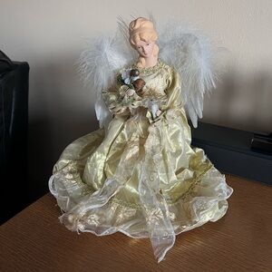 Angel Figurine/ Feathers No cracks in hands for face She’s holding a bouquet